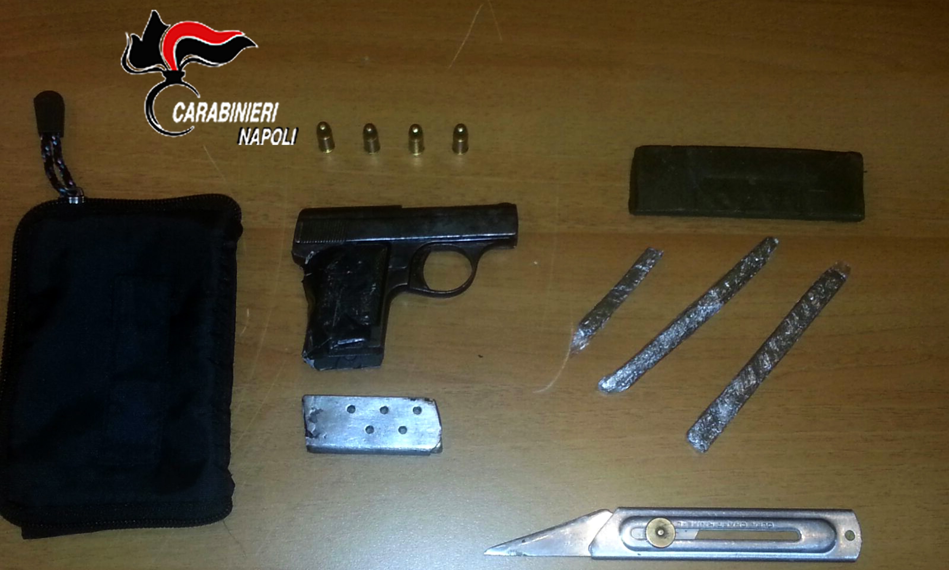  Mariglianella, droga e pistola carica a casa di un 53enne: fermato mentre cerca di buttare l’arma dalla finestra