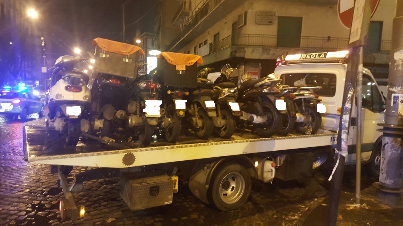  Polizia Municipale di Napoli Controlli alle Zone Movida a Chiaia: multe a 22 parcheggiatori abusivi