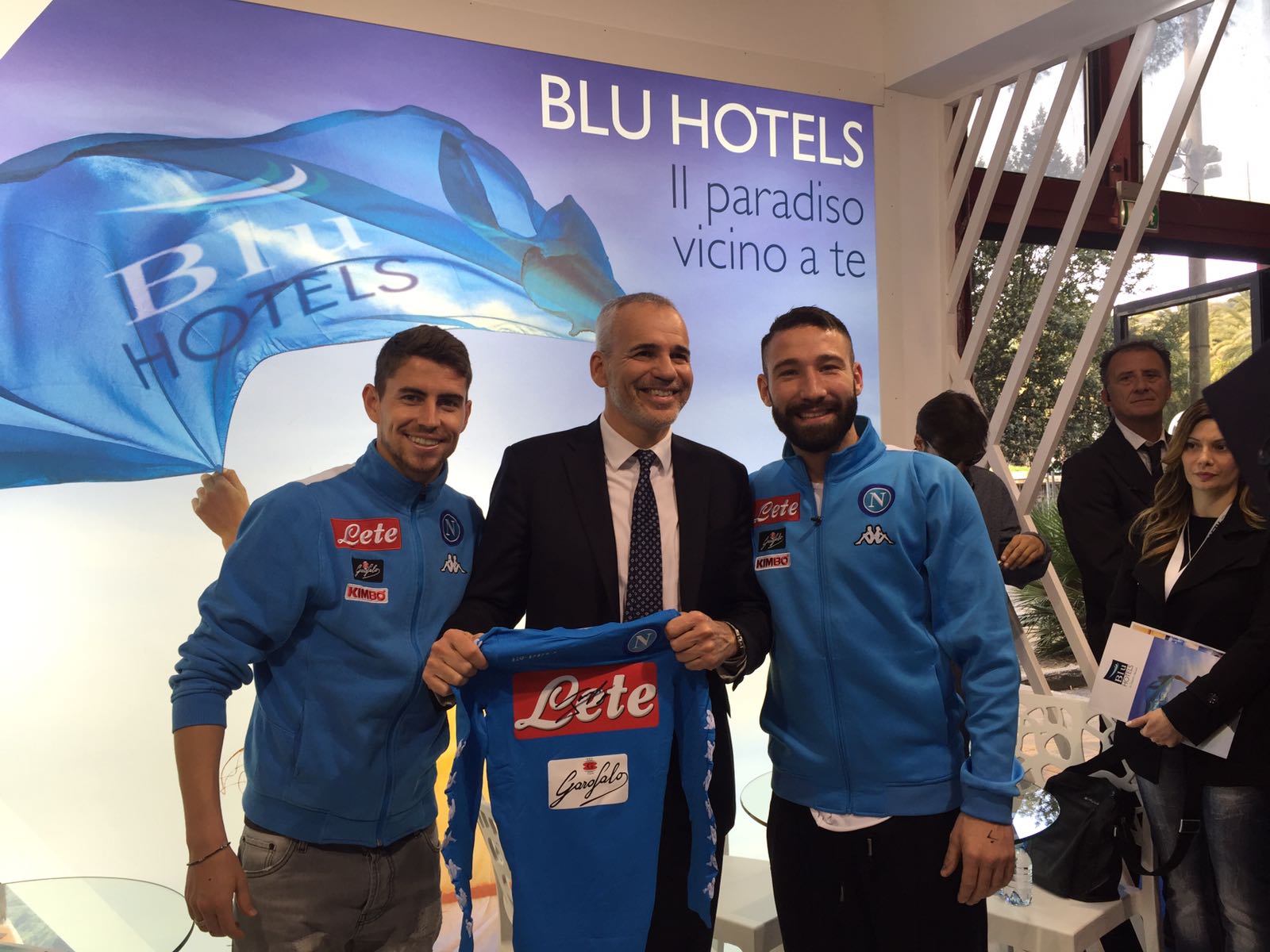  BMT, folla ed entusiasmo allo stand Blu Hotels per i calciatori del Napoli