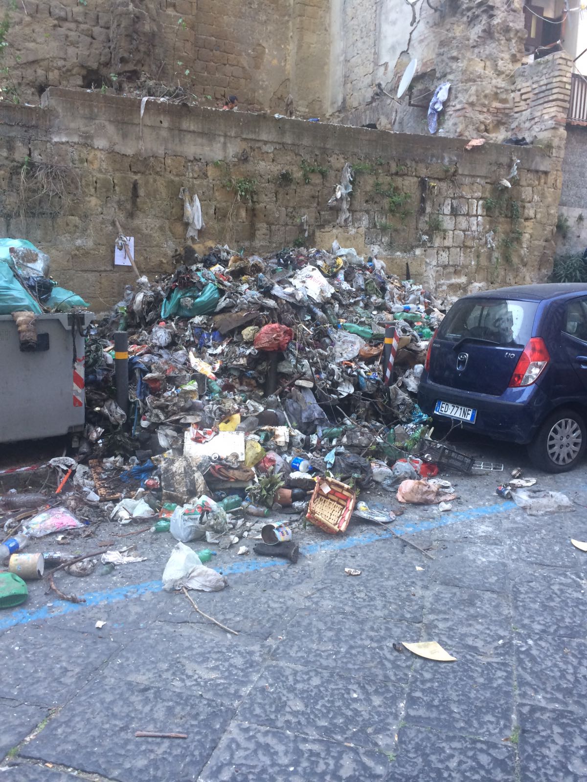  Napoli, i cittadini si autotassano per pulire rudere in via Serapide a Santa Lucia – VIDEO