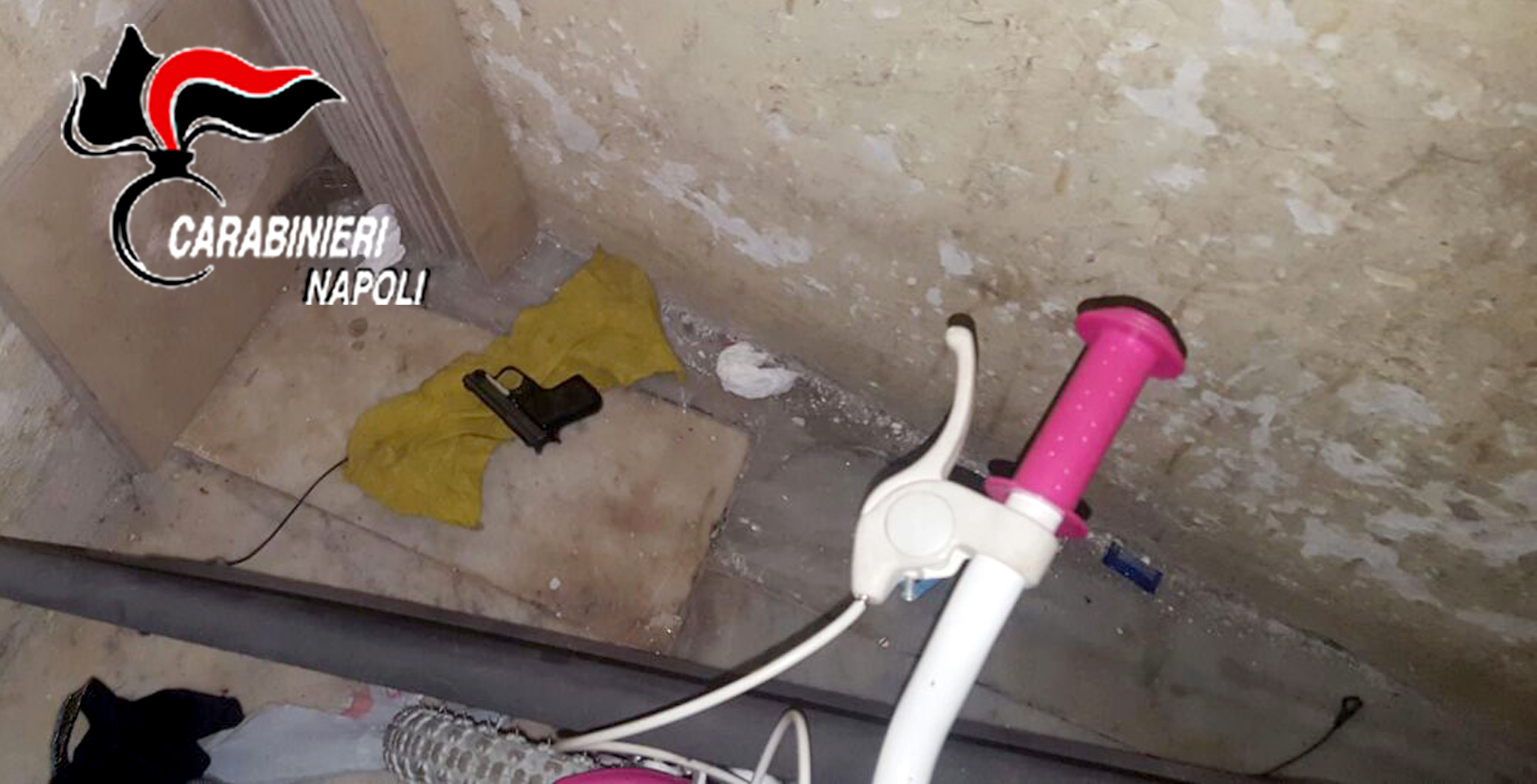  Napoli, pistola nascosta nelle scale di un condominio alla Pignasecca