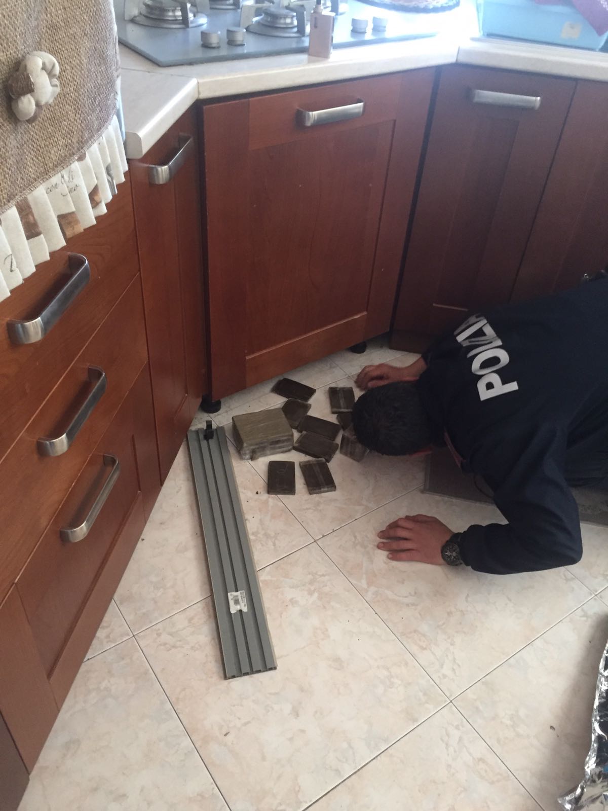  Frattaminore, nascondeva in casa 19 panetti di hashish: arrestato 19enne