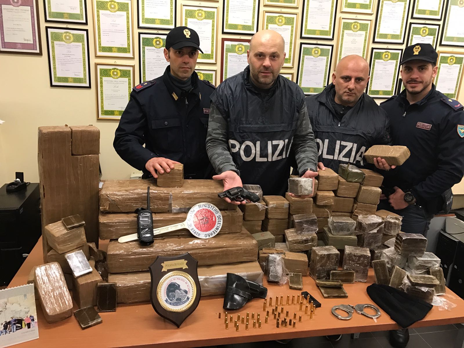  Marano di Napoli, 120 kg di droga, armi e munizioni in un appartamento di via Nuova S. Rocco