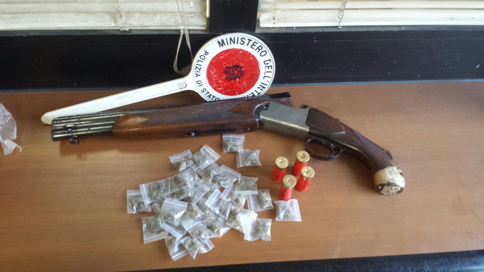  La Polizia di Stato sequestra nel quartiere Sanità un fucile a canne mozze e dosi di droga