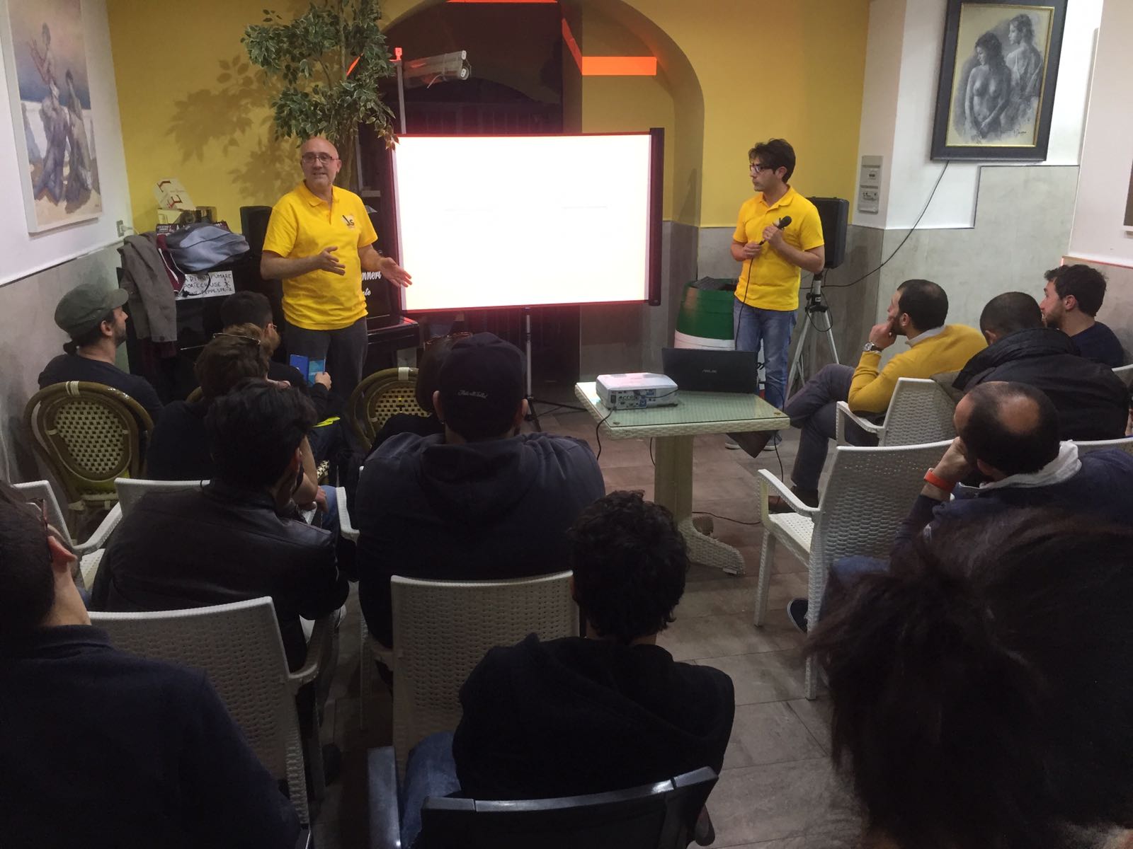  Grande successo per Javaspritz 1.0, il primo happy hour per sviluppatori e programmatori a Piazza Bellini