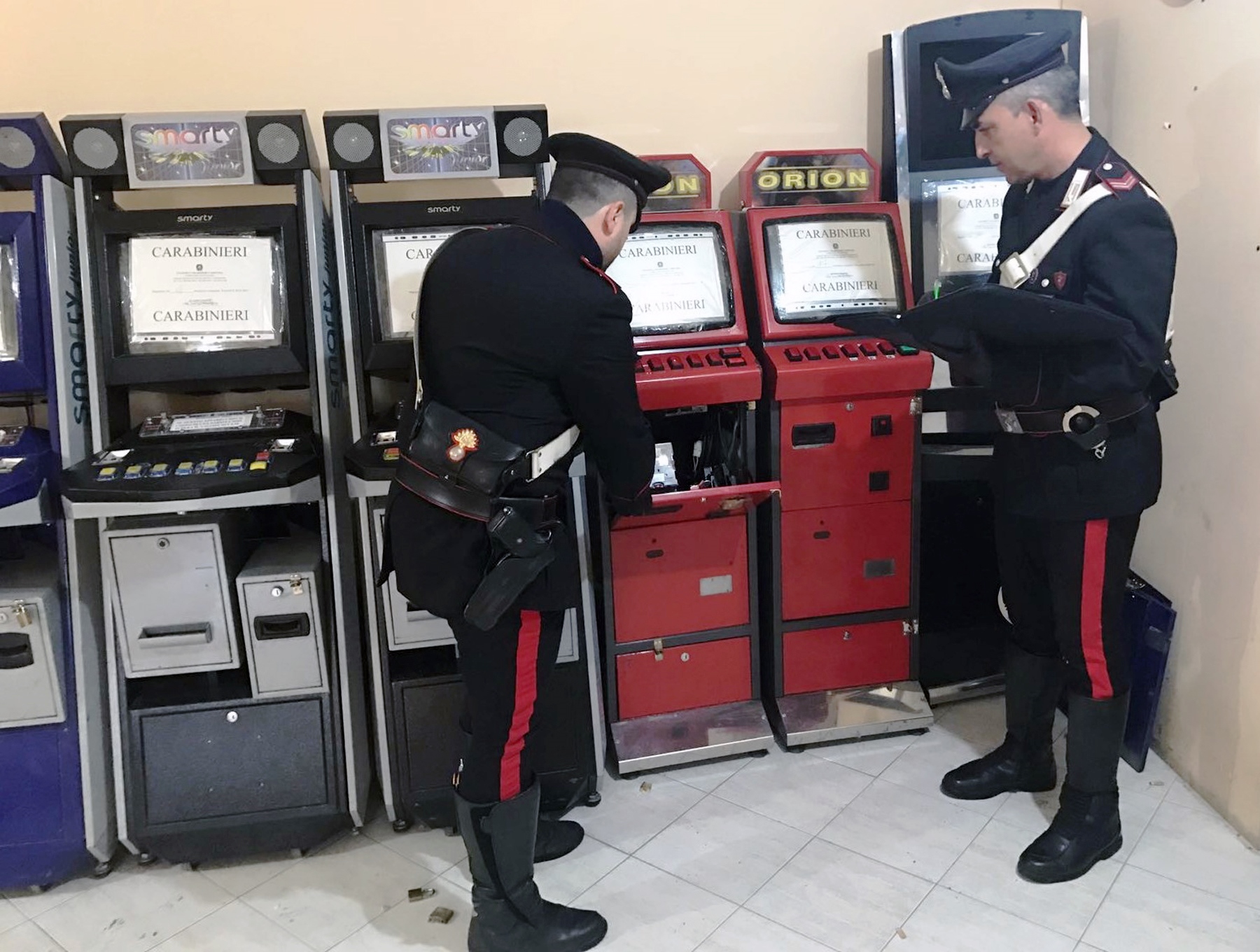  Pozzuoli, sala slot abusiva scoperta dai Carabinieri nel seminterrato di un negozio