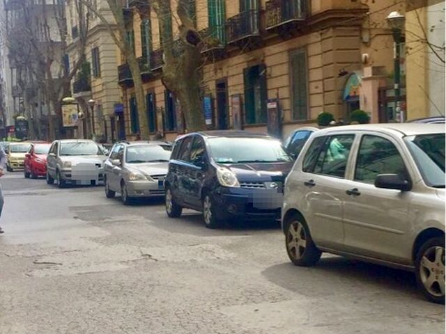  Vomero: strade come budelli per il parcheggio indiscriminato