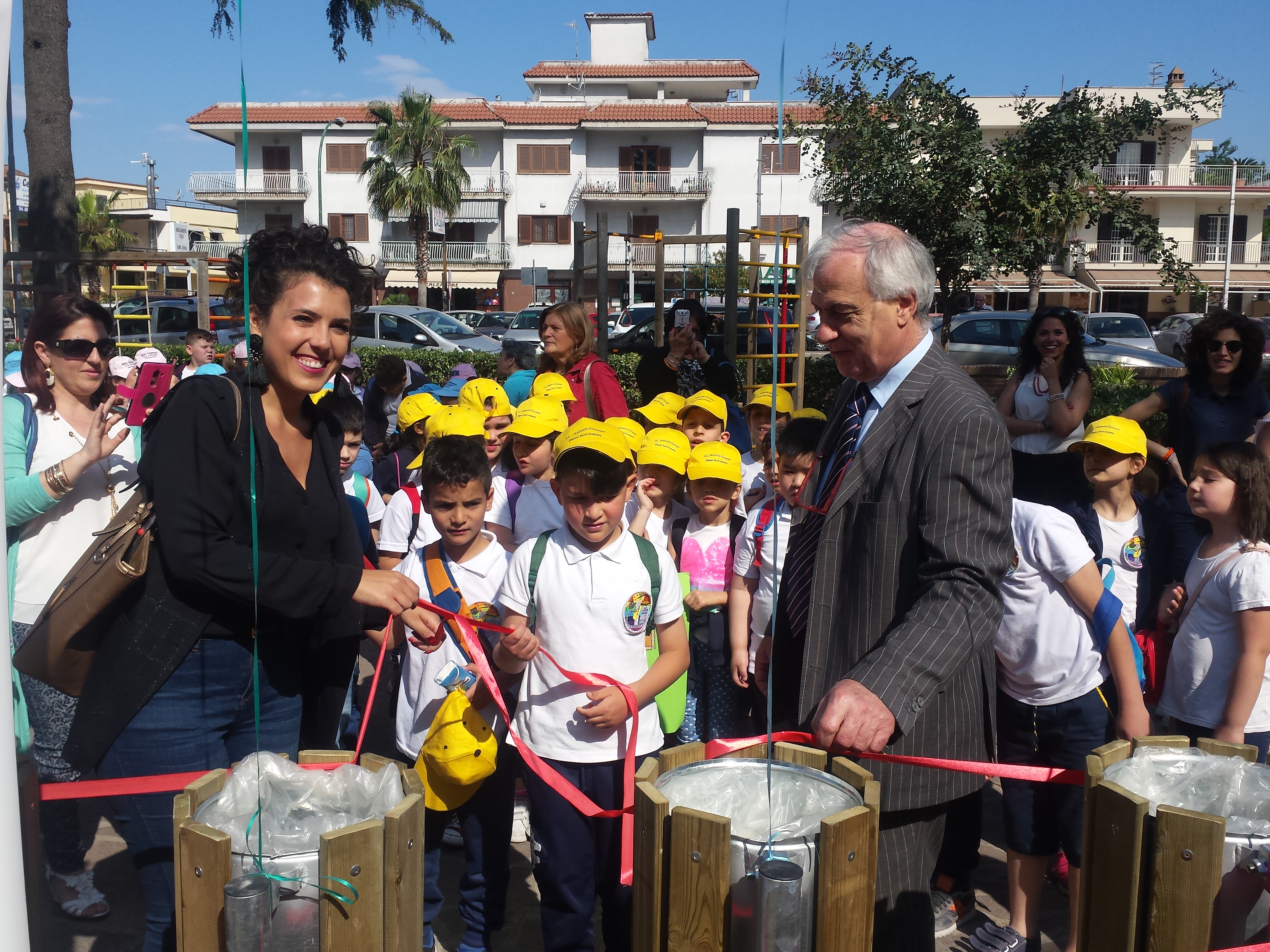  Saviano: il Rotaract club Nola Pomigliano dona cestini raccolta differenziata al Comune