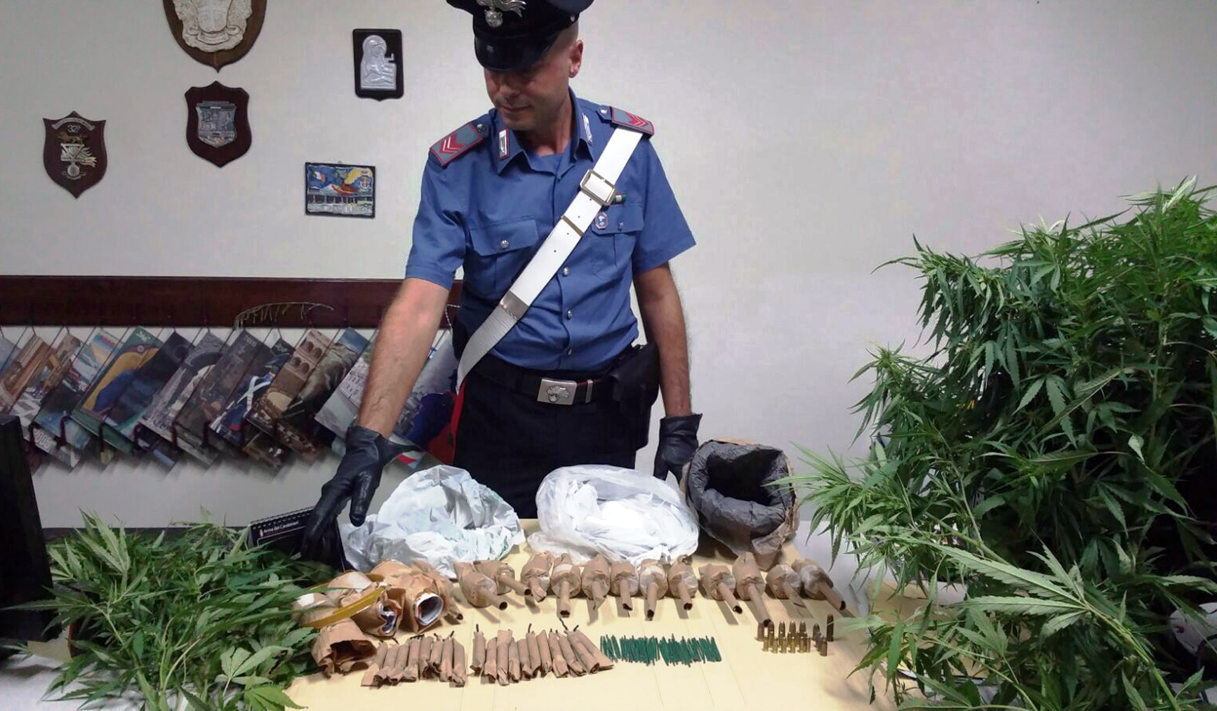  Boscoreale, nascondeva bombe carta e custodiva marijuana: arrestato 50enne di Angri