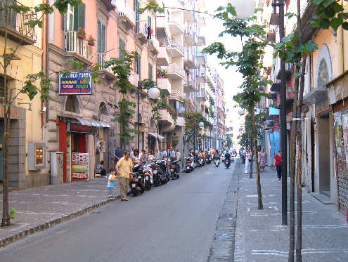  Castellammare di Stabia, sorpreso rubare vestiti fuori da un negozio in via Roma: fermato 51enne