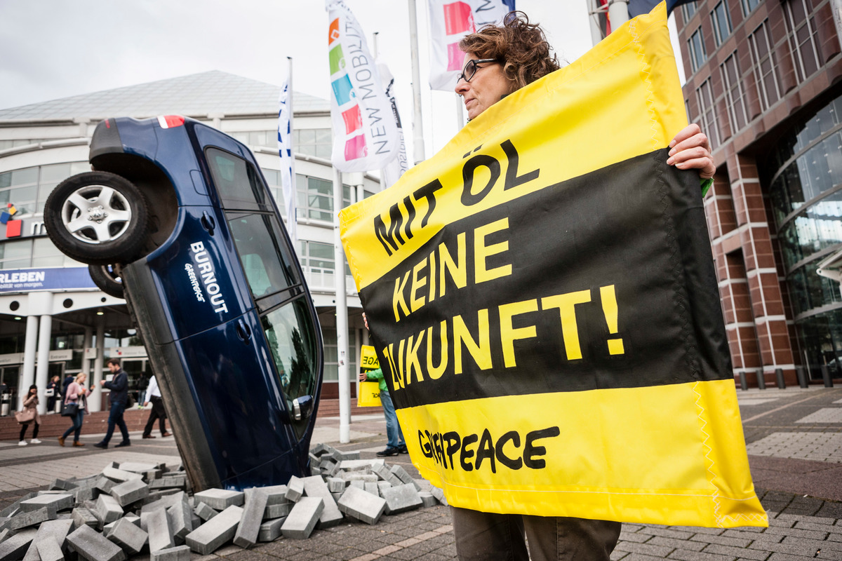  Salone dell’auto di Francoforte, Greenpeace in azione per chiedere la fine dei motori a scoppio
