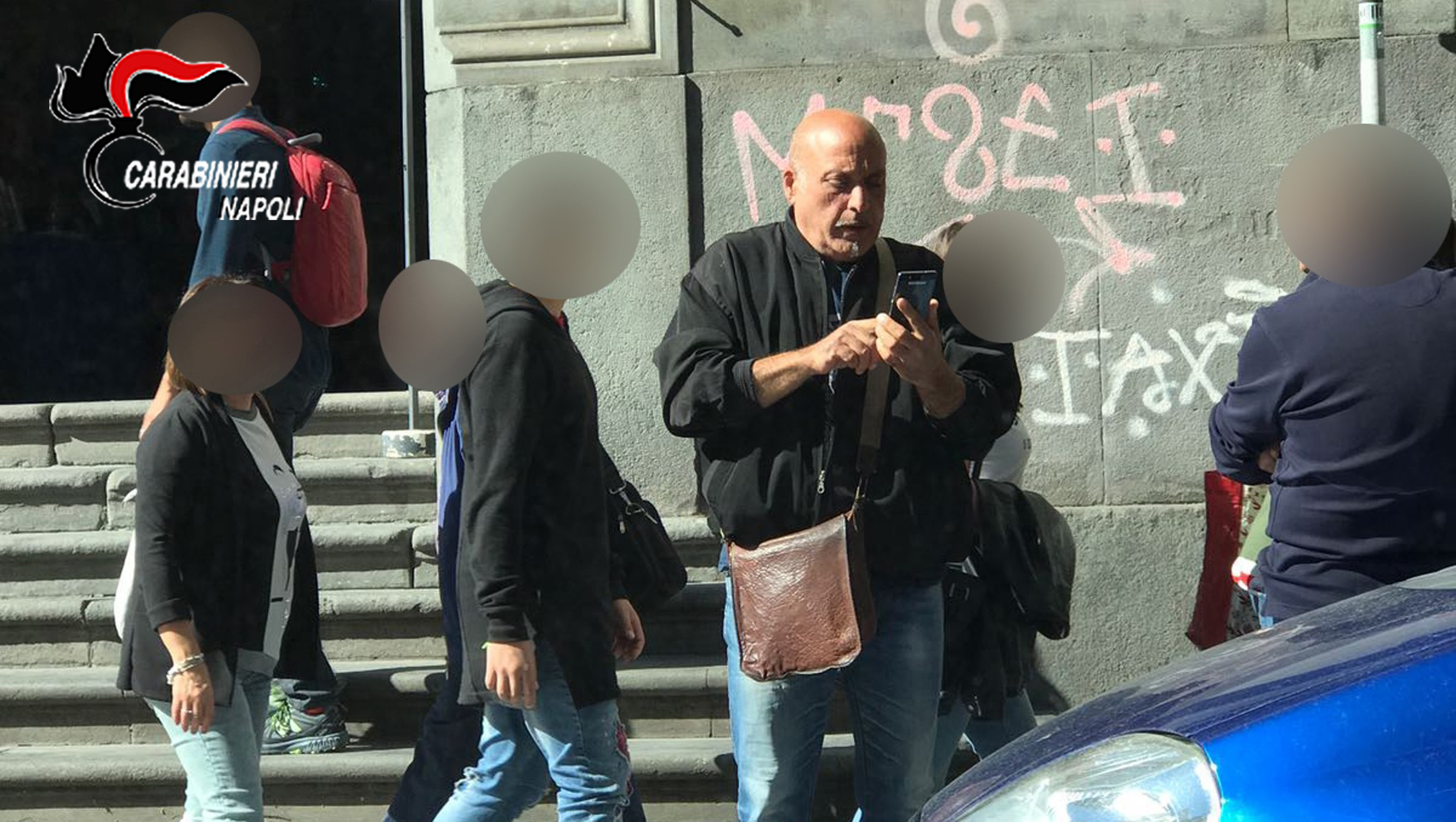  Napoli: turisti non pagano parcheggiatore abusivo che gli riga l’auto: arrestato per estorsione