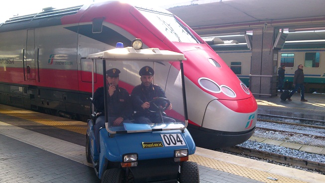  Rapina e tenta di abusare di una giovane 20enne: pregiudicato arestato alla Stazione Centrale di Napoli