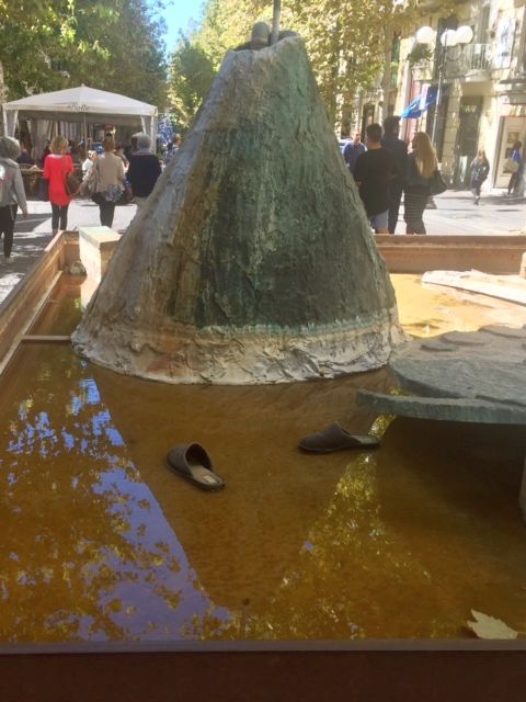  Vomero, via Scarlatti: fontana con pantofole: folla di curiosi e corsa al “bancolotto”