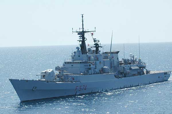  A Taranto l’ultimo saluto alla fregata lanciamissili Aliseo della Marina Militare