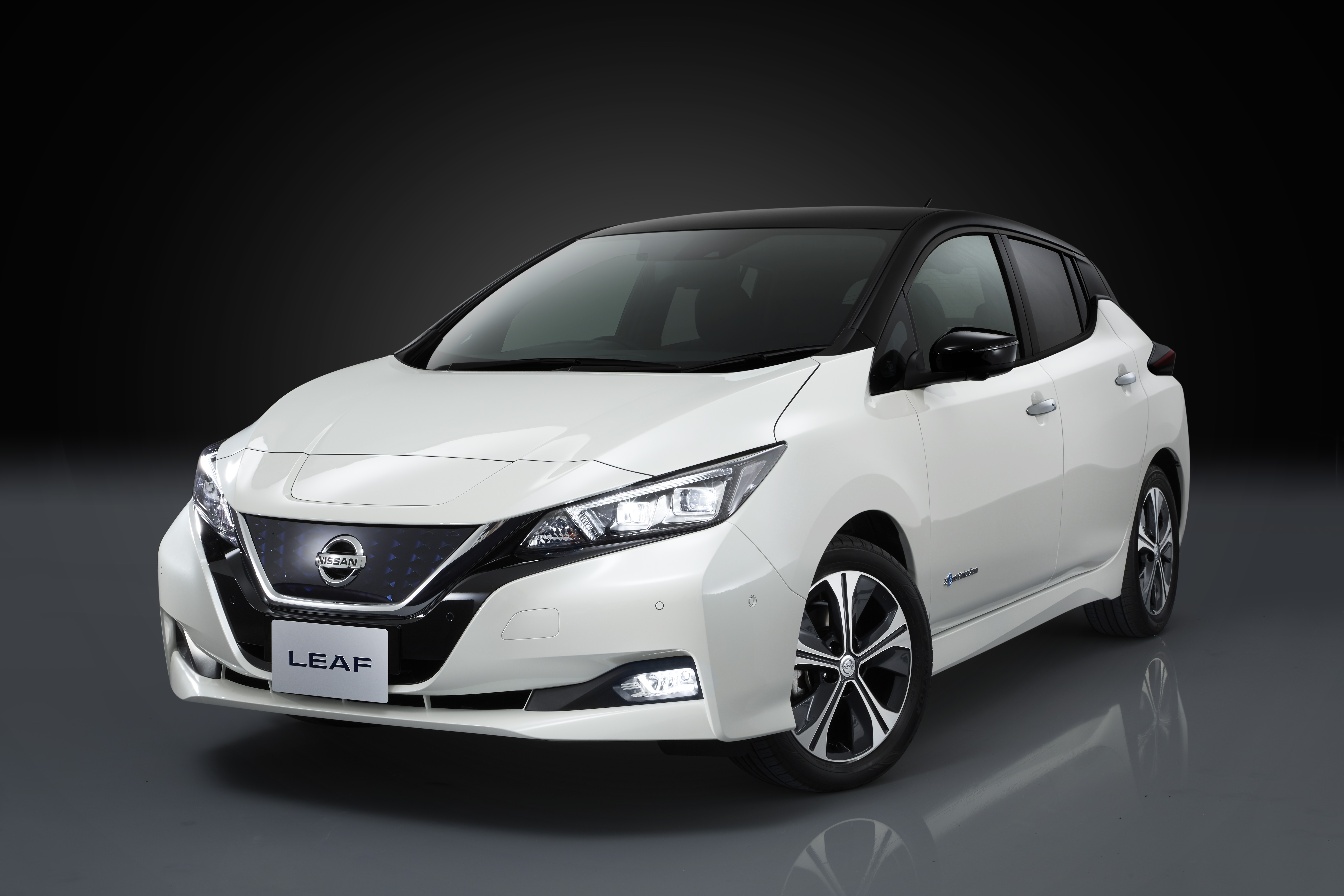  Nissan LEAF si conferma l’auto elettrica più venduta al mondo