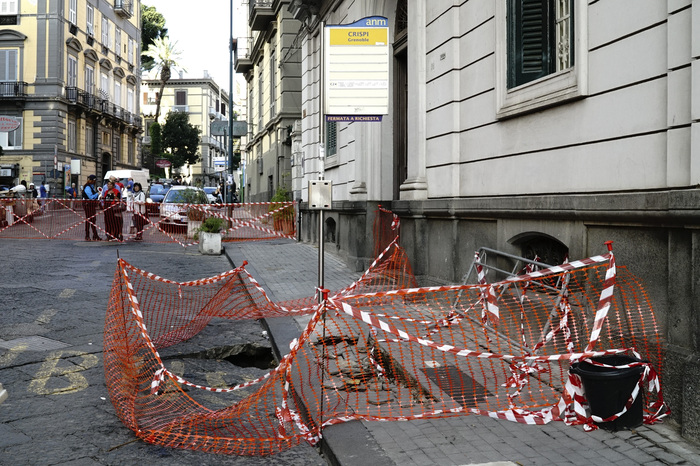  Napoli, aperta voragine in via Crispi: traffico in tilt