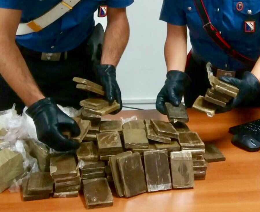  Villaricca, intercettato dai carabinieri carico di hashish da 800 kg: 4 arresti