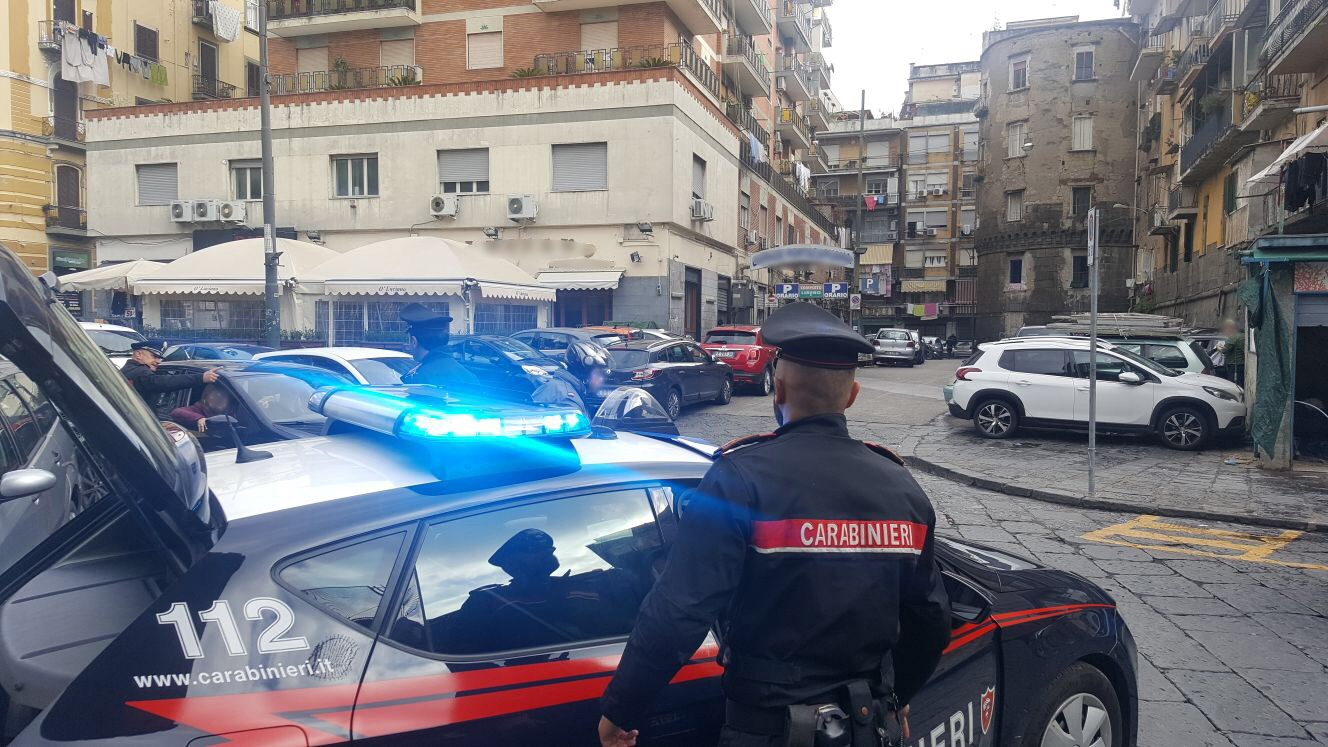  Napoli, parcheggiatore abusivo aggredisce e minaccia ausiliario del traffico