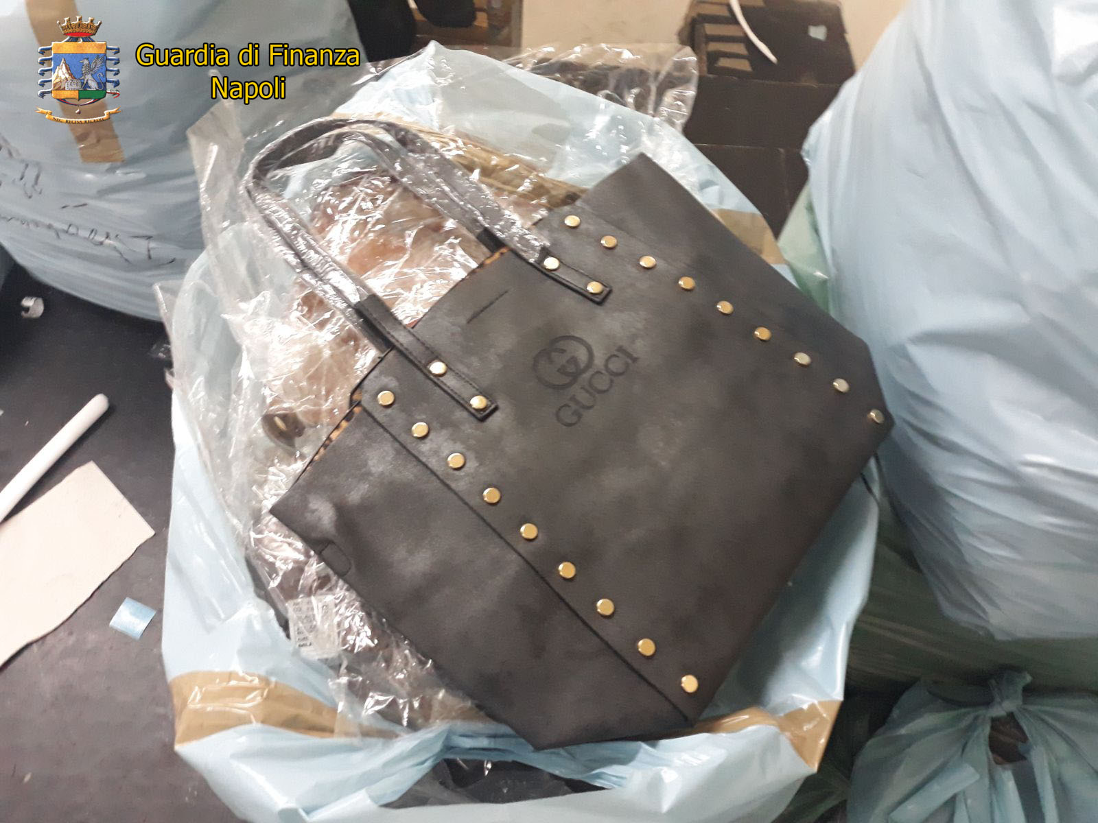  Napoli, fabbrica di borse contraffatte scoperta in via Bologna: denunciato il responsabile