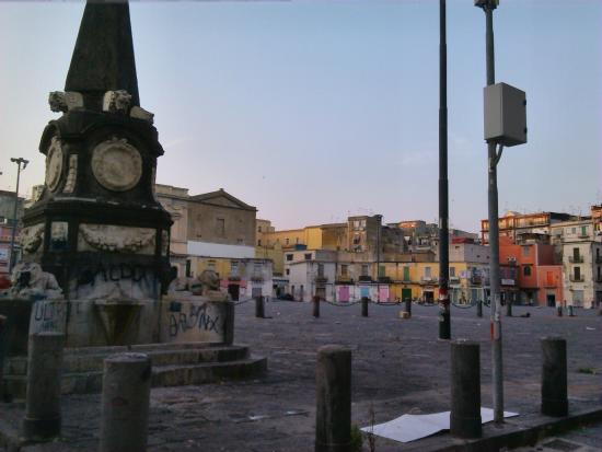  Rintracciato in Piazza Mercato a Napoli un uomo scomparso da oltre 30 giorni