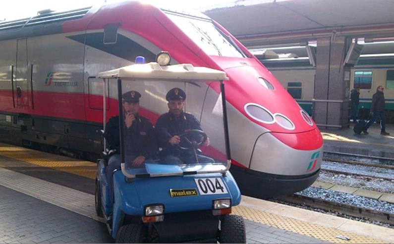  Napoli, seminano il panico a bordo di un treno: due arresti