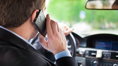  Stop alla stretta sull’uso dei telefonini alla guida, Confarca: “Occcasione persa”