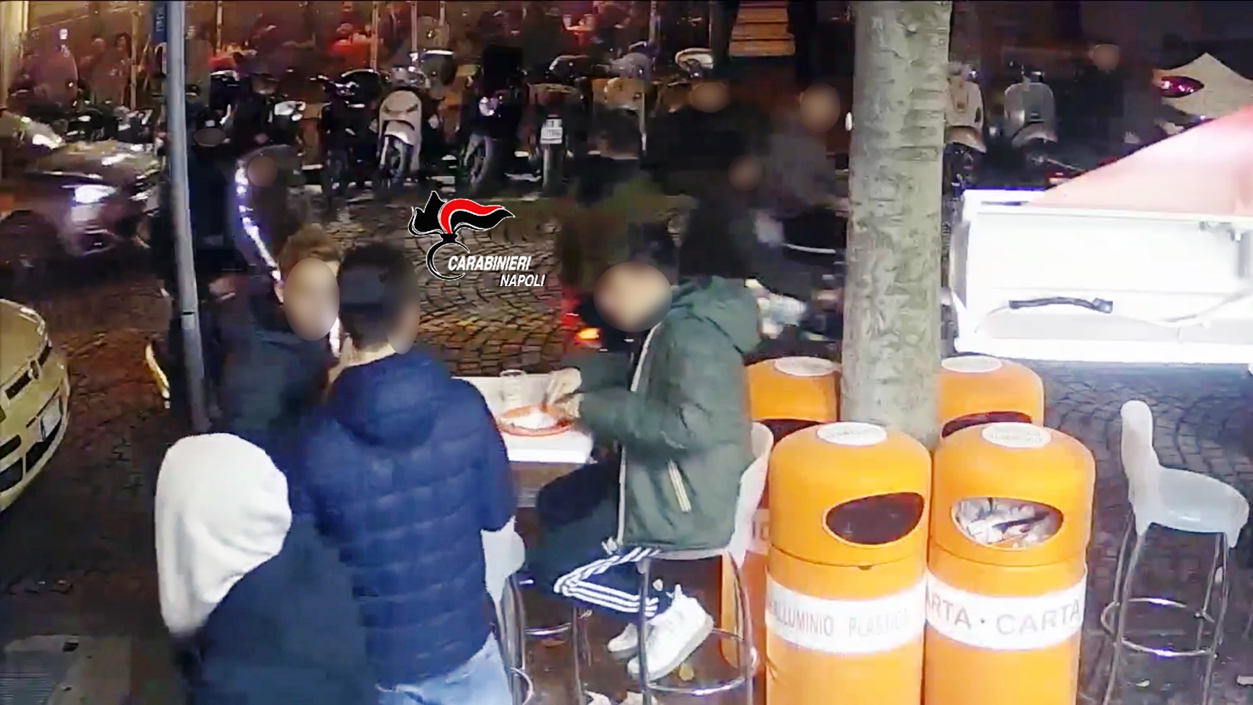   Vomero, ragazzi accoltellati in piazza per uno sguardo di troppo: denunciato il responsabile e altri 16 ragazzi