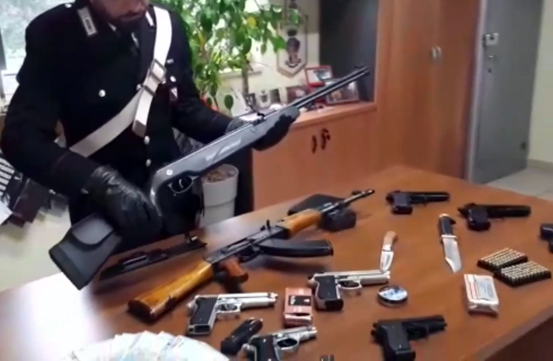  Varcaturo, coppia del Rione Traiano nascondeva armi a casa: arrestati 