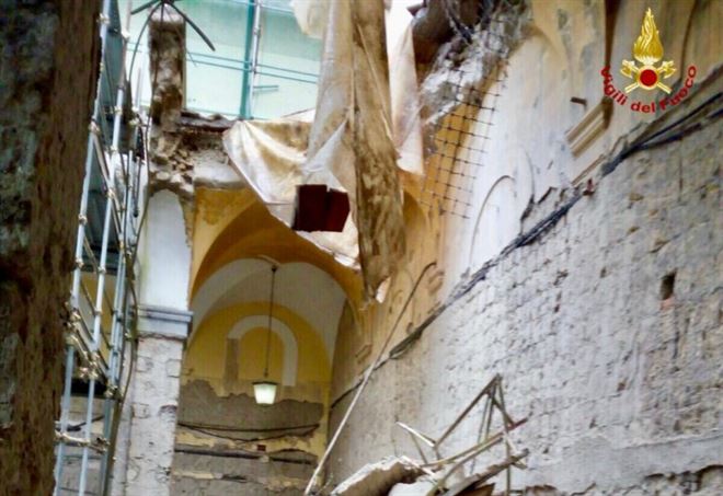  Napoli, crolla una parete nell’ex convento di San Paolo: feriti quattro operai