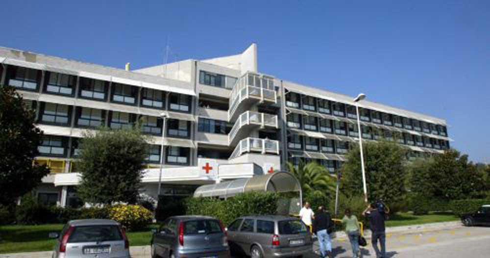  Pozzuoli, aggredisce medico e infermiere all’Ospedale Santa Maria delle Grazie: denunciato 42enne