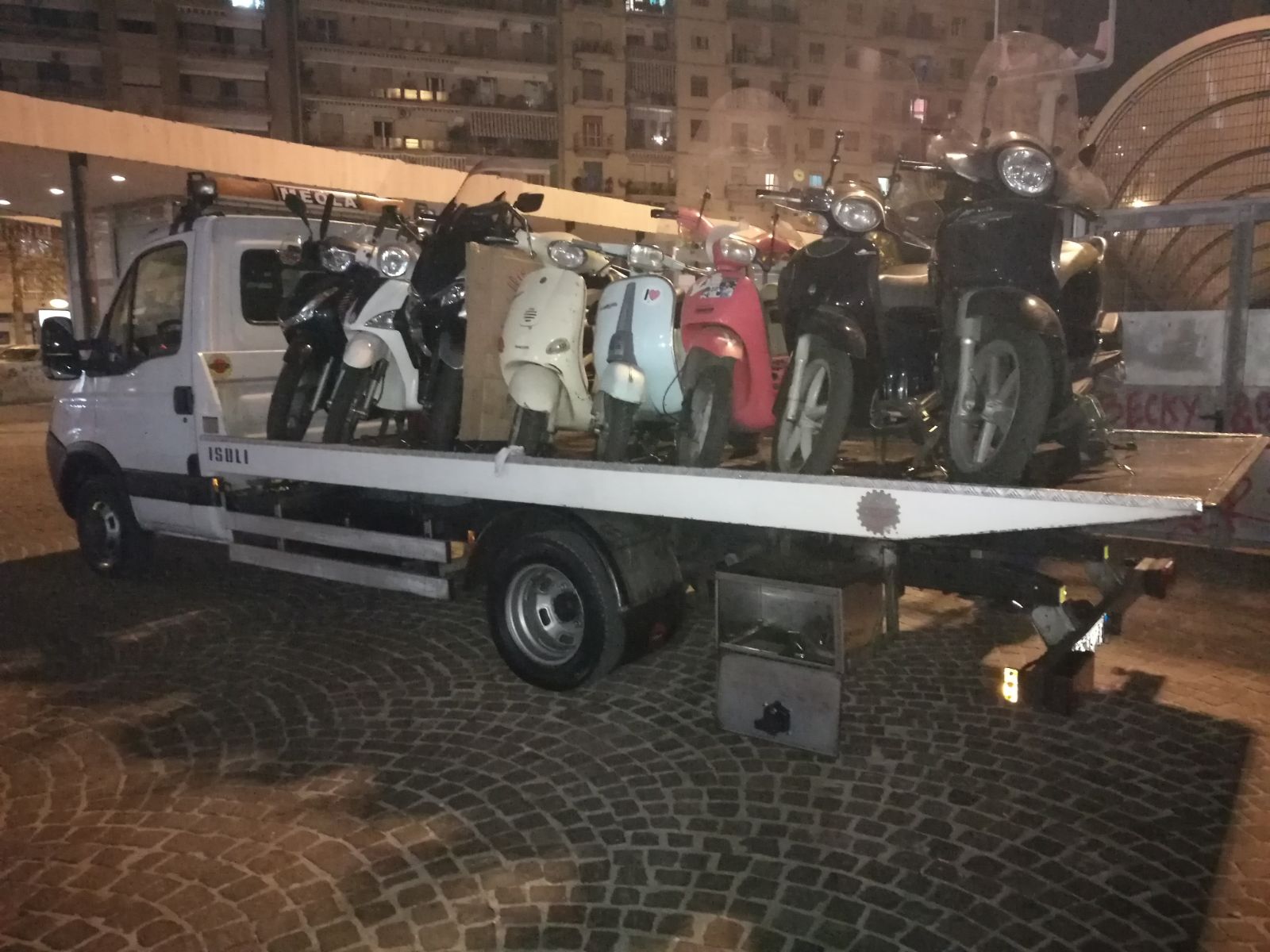  Napoli, controlli massicci della polizia municipale per la movida sicura in tutta la città: denunce e sequesti