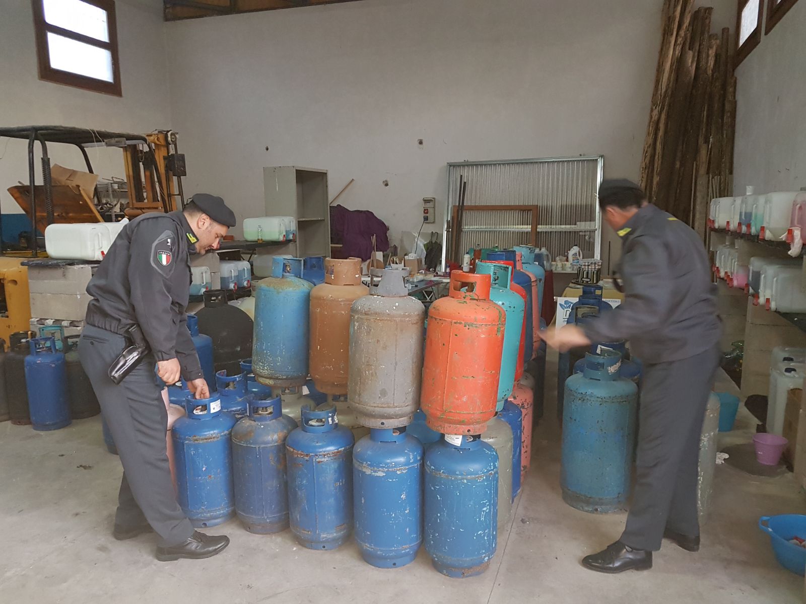  Sequestrate dalle Fiamme Gialle oltre 300 bombole di gas di contrabbando tra Piedimonte Matese e Riardo