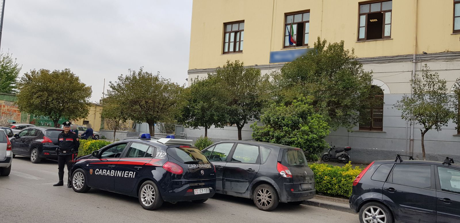  Caivano, sorpresa a vendere hashish a minorenni nei pressi del Liceo Raucci: arrestata 29enne di Sant’Arpino