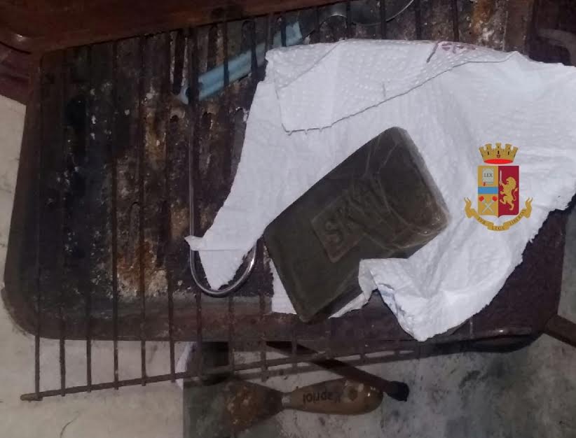  Torre del Greco, nascondeva un panetto di hashish nella “fornacella” vicino casa: arrestata 59enne