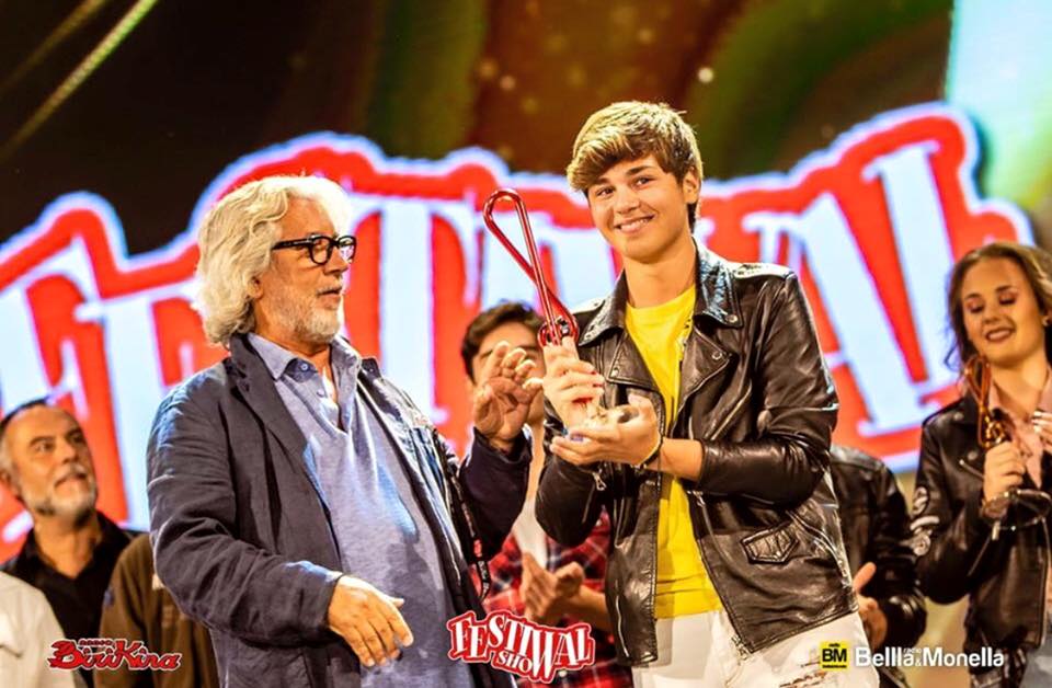  Andrea Settembre, il cantante youtuber vince il FestivalShow 2018 nella sezione giovani