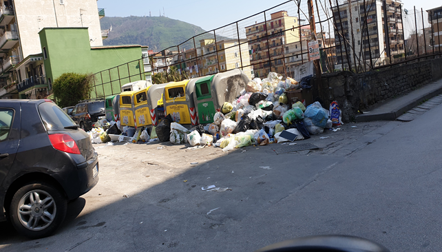  Coronavirus: Cumuli di rifiuti invadono le strade di “Pianura”