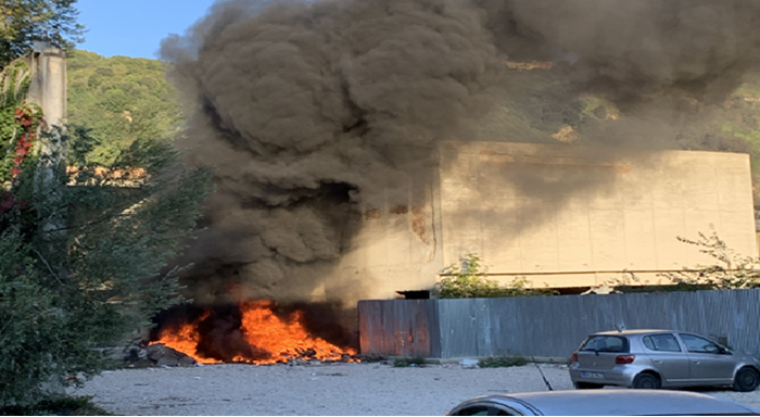  Rogo a Pianura: incendiati rifiuti speciali nel Poliambulatorio abbandonato