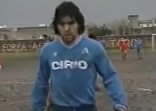  Maradona, la partita nel fango ed il centravanti in giacca e cravatta si presentano a Napoli