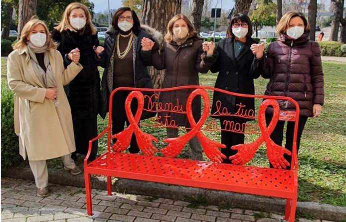  Un simbolo per dire no alla violenza di genere Inaugurata La Panchina Rossa