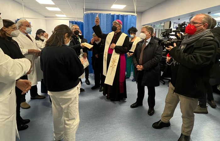 L’Arcivescovo di Napoli, Monsignor Domenico Battaglia, ha visitato l’Ospedale Cardarelli e portato la benedizione ai nuovi ambienti del Pronto Soccorso