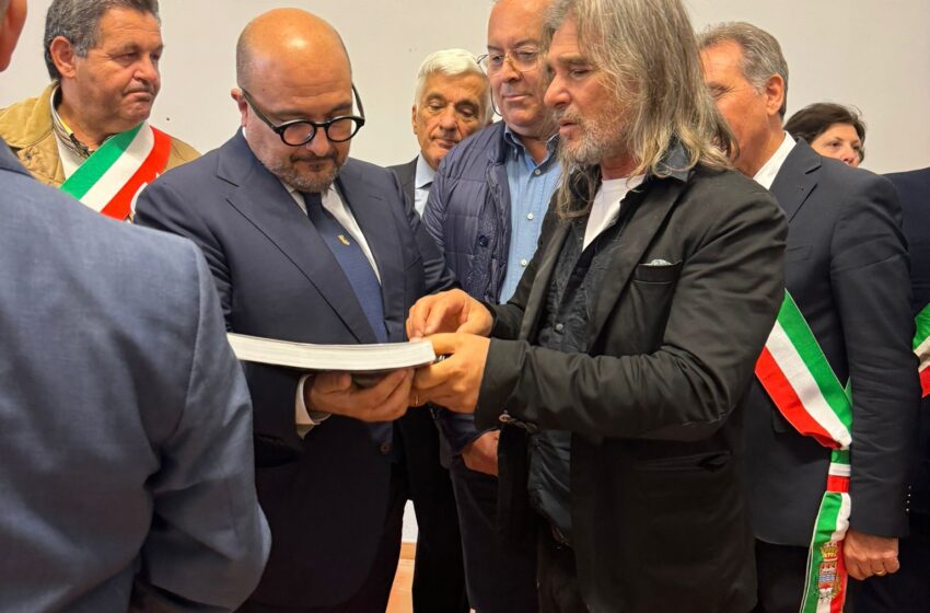  Il Pittore Fernando Alfonso Mangone consegna il suo catalogo al Ministro Sangiuliano