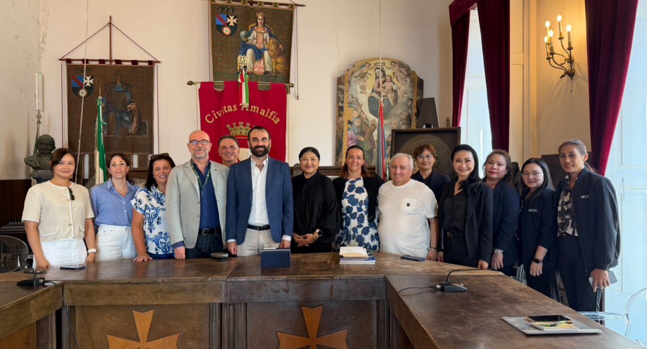 La diplomazia thailandese in visita ai limoneti di Amalfi