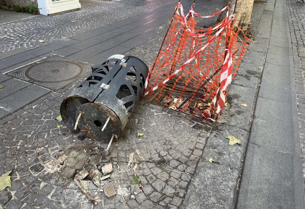 Vomero, via Scarlatti e via Luca Giordano: arredo urbano vandalizzato