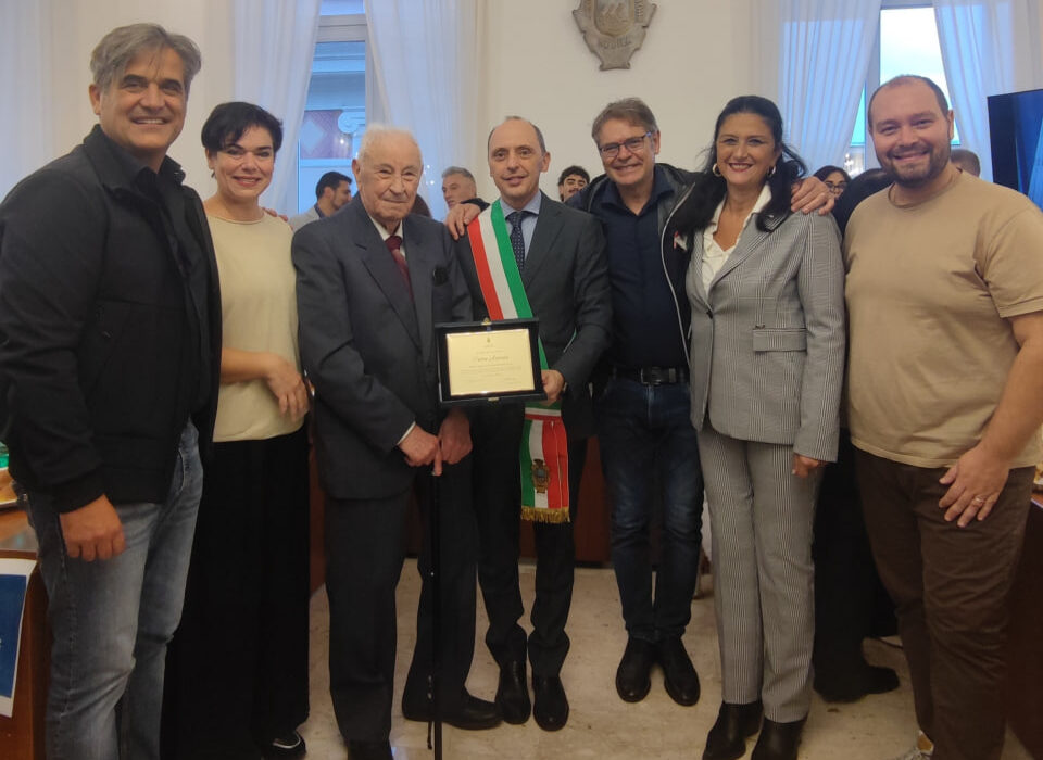 Sant’Agnello festeggia i 100 anni del cittadino Pietro Astarita: gli auguri con il Sindaco e la famiglia in Sala Consiliare